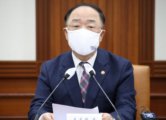 홍남기 부총리 겸 기획재정부 장관이 1일 정부서울청사에서 열린 제4차 혁신성장 BIG3(미래차·바이오헬스·시스템 반도체) 추진회의에서 발언하고 있다. 연합뉴스.